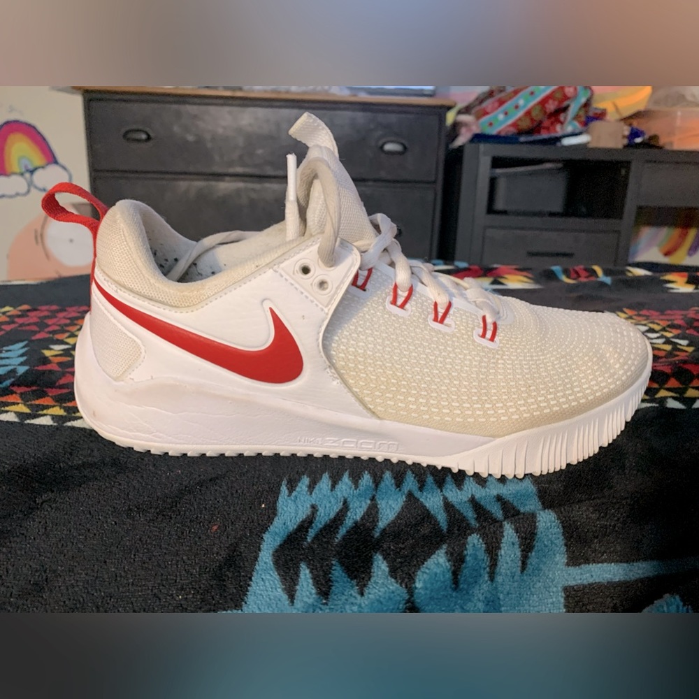white nike tennis shoes